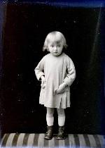 4088 - Portrait of a young child standing on a bench. Ref.: AB1069.