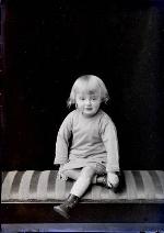 4090 - Portrait of a child seated on a bench. Ref.: AB1067.